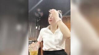 Em gái thủ dâm trong toilet quán nhậu