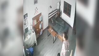 Không biết bà dì này dâm đãng thế nào mà tụt quần rồi cho cháu bú lồn mình