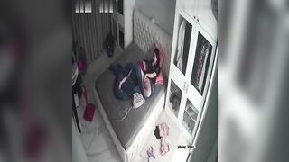 Con thức nằm kế bên mà bà mẹ ruột tụt quần móc lồn cho bồ xem