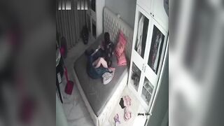 Con thức nằm kế bên mà bà mẹ ruột tụt quần móc lồn cho bồ xem