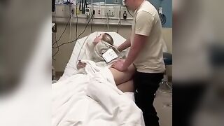 Em gái ốm phải nằm viện mà thằng bồ nứng sinh lí mạnh vào tận viện đòi chịch