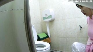 Quay lén lồn cô giáo xinh đẹp trong nhà vệ sinh