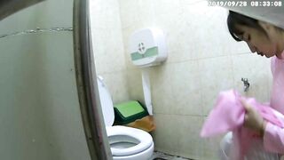 Quay lén lồn cô giáo xinh đẹp trong nhà vệ sinh