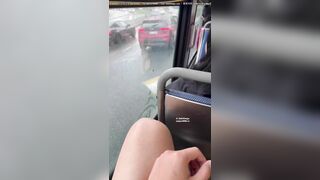 Em gái lọ cho người yêu trên xe bus giữa chỗ đông người rồi xuất vào guốc để đi