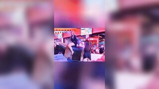 Đi cưỡi nhựa bị lộ mông to hàng ngon trước mặt người lạ