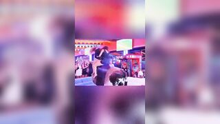 Đi cưỡi nhựa bị lộ mông to hàng ngon trước mặt người lạ