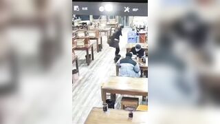 Gái dâm say rượu cởi quần đái ngay trong quán ăn