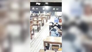 Gái dâm say rượu cởi quần đái ngay trong quán ăn
