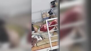 Quay lén e sinh viên chung trọ nằm trg phòng vừa xem sex vừa móc lồn