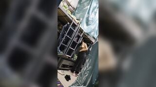 E sinh viên kính cận ở chung kí túc xá bị bạn chung phòng quay lén thay đồ lộ vú