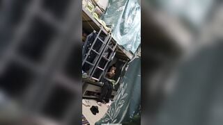 E sinh viên kính cận ở chung kí túc xá bị bạn chung phòng quay lén thay đồ lộ vú