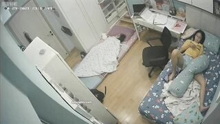 Hack cam phát hiện chị họ dâm đãng để e trai ngủ duới đất còn mình nằm xem sex móc l