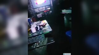 Ko mặc đồ đi rót bia cho khách như này khách mới cho tiền bo chứ