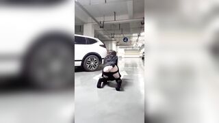 Dâm nữ nứng lồn xuống bãi để xe tự quay video cắm sextoy vào đit móc