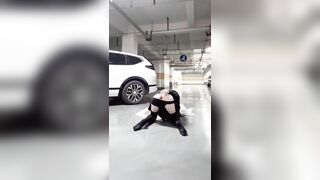Dâm nữ nứng lồn xuống bãi để xe tự quay video cắm sextoy vào đit móc