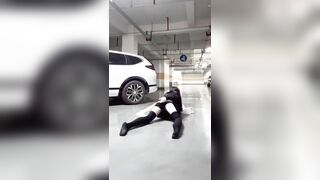 Dâm nữ nứng lồn xuống bãi để xe tự quay video cắm sextoy vào đit móc