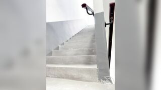Địt public bắn tinh lên đầu dâm nữ ngoài cầu thang vừa run vừa sướng