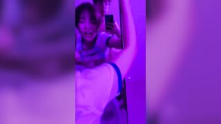 em sinh viên năm nhất cưỡi ngựa trong ánh đèn mờ