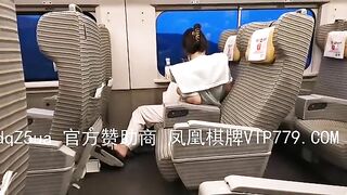 Doggy ghệ mình dây nứng lồn ở hồ bơi