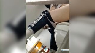 Quay lén e học sinh c2 Trung Quốc đi đái trong nhà vệ sinh trường học