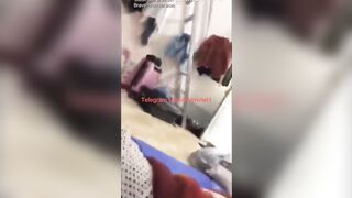 trùm mềnh lén đút đụ e ghệ khi sang phòng e chơi mà bạn e bất ngờ về phòng