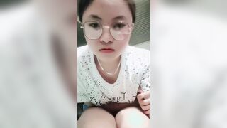 Clip sex em Nguyễn Trang 2kar8 vú to lồn múp tự quay video xoa hột le thủ dâm