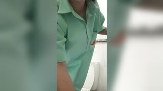 Đi học nứng quá thì vô nhà vệ sinh móc bím