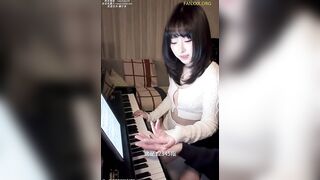 Tôi nhờ một thầy giáo nam kèm cặp, và sau đó tôi bị cưỡng *** từ phía sau