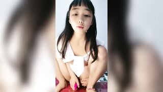 Em học sinh lồn to thủ dâm kích thích dâm đãng
