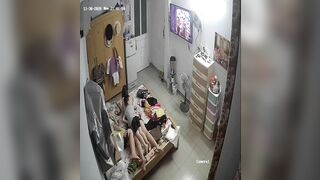 Thằng cháu hạnh phúc vui đùa cùng cặp mông trắng nõn của dì 1 video vippro