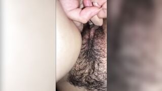 Lẻn vào phòng chị họ nhét cu cho bà bú rồi móc cho chị bắn nước