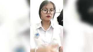 Bé học sinh kar10 đi học về liền quay video đái và tắm cho ny xem p2