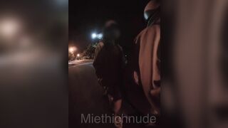 Public chở em Mie hóng mát ngoài đường phô dâm
