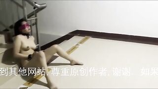 E ghệ dâm k nghe lời nên trừngphạt bằng cách tróitay vào cầu thang chung cưcho mn xem