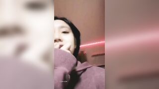 Em gái xinh đẹp có sở thích biến thái thích show lồn public mà sợ ng nhà phát hiện