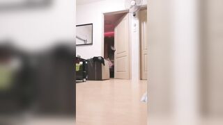 Em gái xinh đẹp có sở thích biến thái thích show lồn public mà sợ ng nhà phát hiện