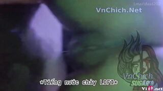 Đang chịch thì em đái không kiểm soát còn bắt em chui đầu ra cửa sổ cho người đi đườn