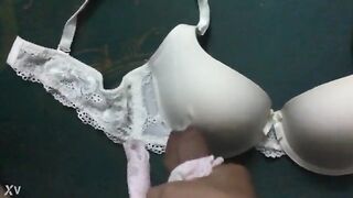 Thủ dâm với áo lót em gái