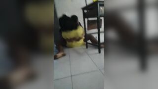Mấy em học sinh mới lớn đã địt nhau trong lớp học cho bạn thân xem