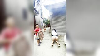Con đĩ hoang dã cho cả con nít bóp mông