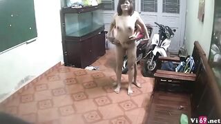Đi làm về đỗ xe anh đã bắt cởi đồ chơi luôn ngoài cửa