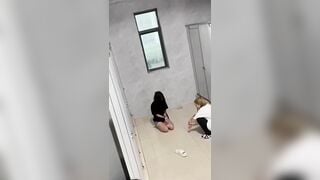 E gái đi học bị đám bạn lôi vào nhà vệ sinh đánh lột đồ làm nhục