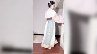 Mặc áo cổ trang thủ dâm