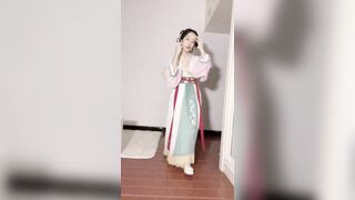 Mặc áo cổ trang thủ dâm