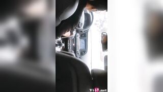 Clip Sex Ngồi trong xe taxi 2 em cũng không tha