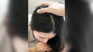 bé sinh viên năm nhất thấy chim anh em cười sung sướng còn lấy tay đo thử