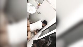 Rượu vào làm liều,bị ép bú cu thằng bạn còn bị trai lạ hấp dâm tê lồn ở WC công cộng