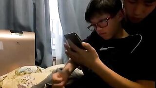 Sục cu em trai đeo kính