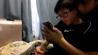 Sục cu em trai đeo kính