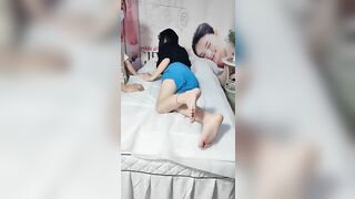 Massage toàn thân bị KTV địt lén trong lúc nghe điện thoại chồng